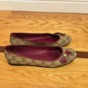 Gucci Beige and Burgundy Flats
